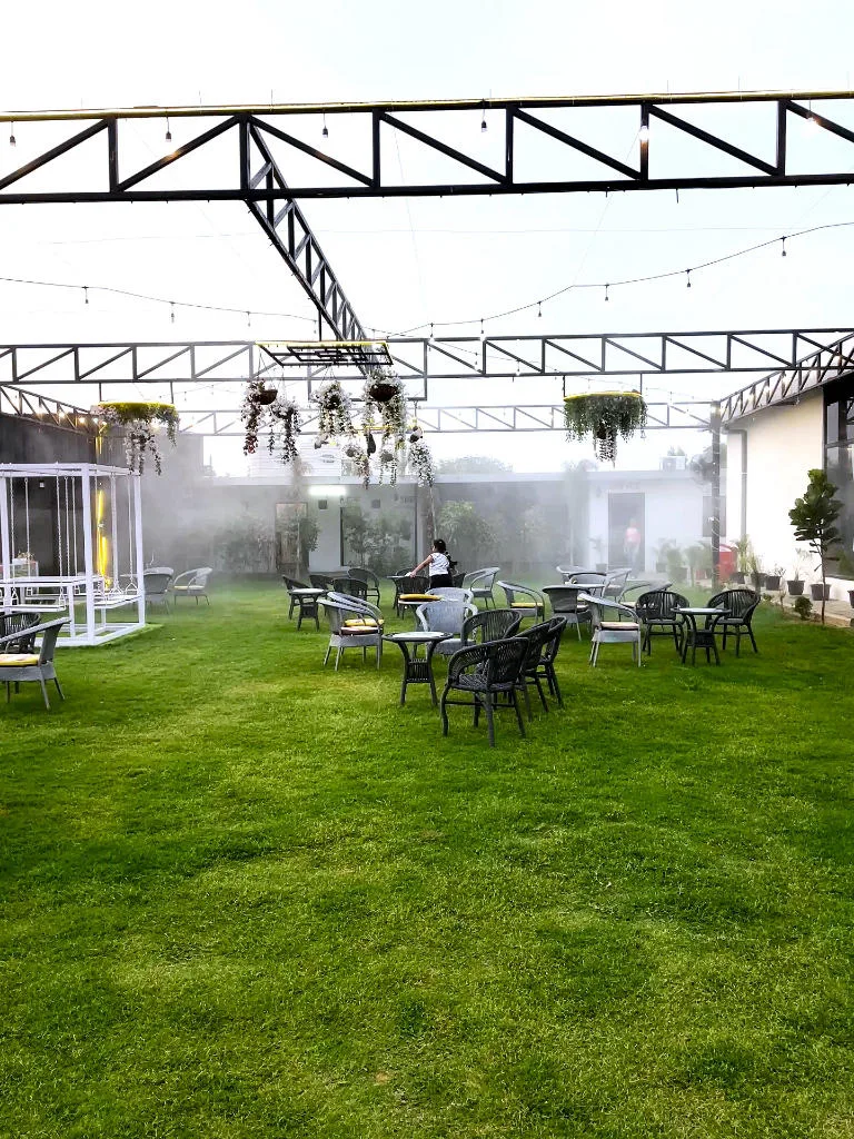 Misty Lawn Café Outdoor Seating